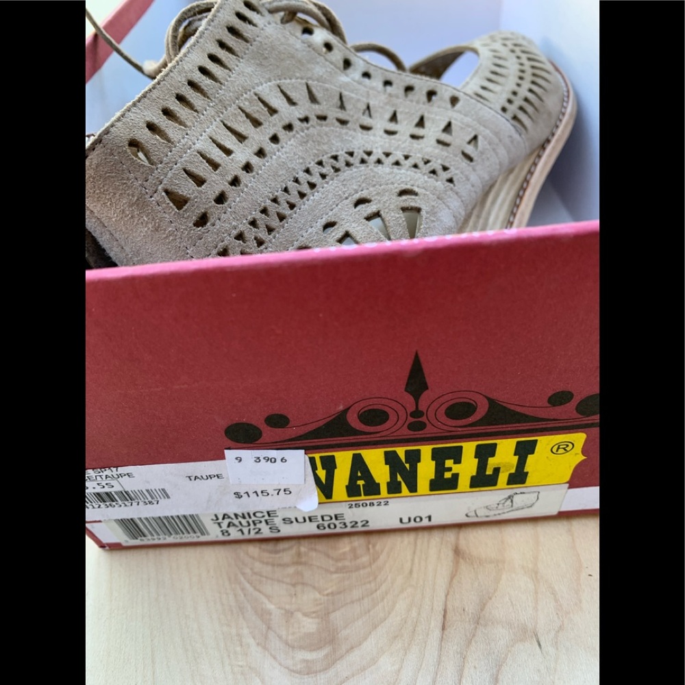 Vaneli Vintage NEW tie up shoes - Picture 9 of 9